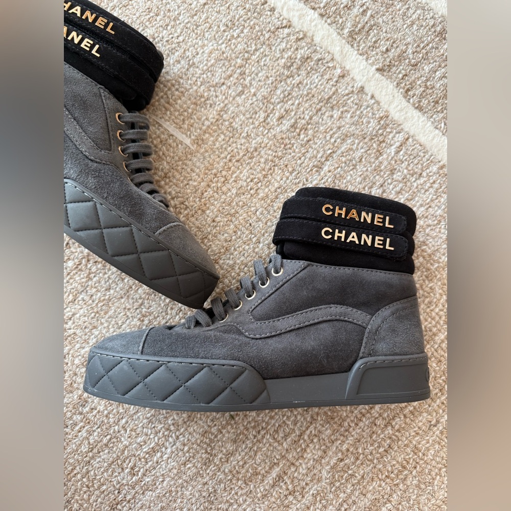 WOMEN’S CHANEL BOOTS SIZE 37 1/2 GRAY/BLACK